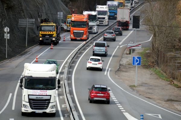 Vehicles near the town of Castellgalí in central Catalonia (by Nia Escolà)